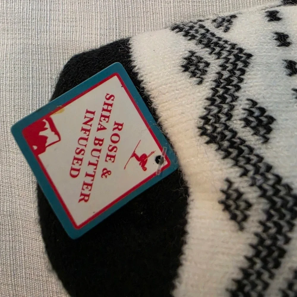 MinxNY Aromasoles Rose Shea Butter Infused Fair Isle Socks Black White VHT10433